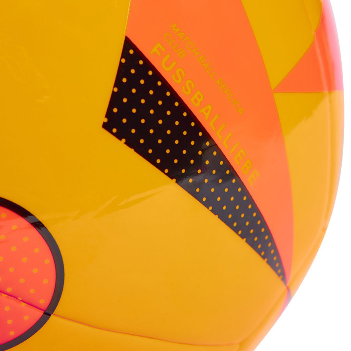 Piłka nożna treningowa adidas Euro24 Club na trawę naturalną | VUX.pl
