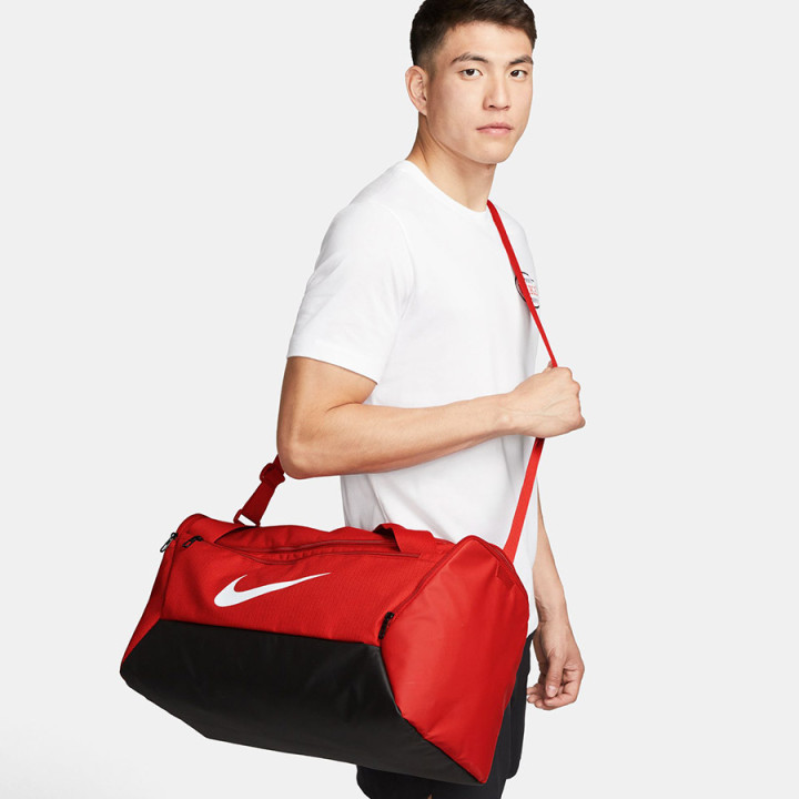 Torba treningowa Nike Brasilia z podwójnym dnem czerwona | VUX.pl