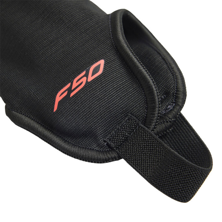 Nagolenniki piłkarskie adidas F50 SG MTC białe KE5210 | VUX.pl