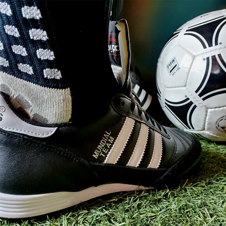 Buty piłkarskie turfy męskie adidas Mundial Team czarne | VUX.pl